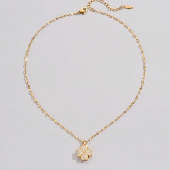Elegant Gold Flower Pendant Necklace - Picture 4 of 4